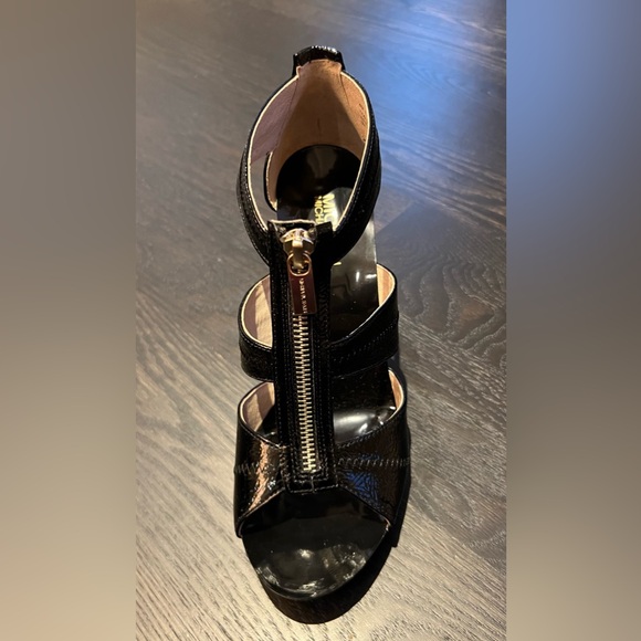 Michael Kors Berkeley T Strap Sandles - Picture 3 of 9